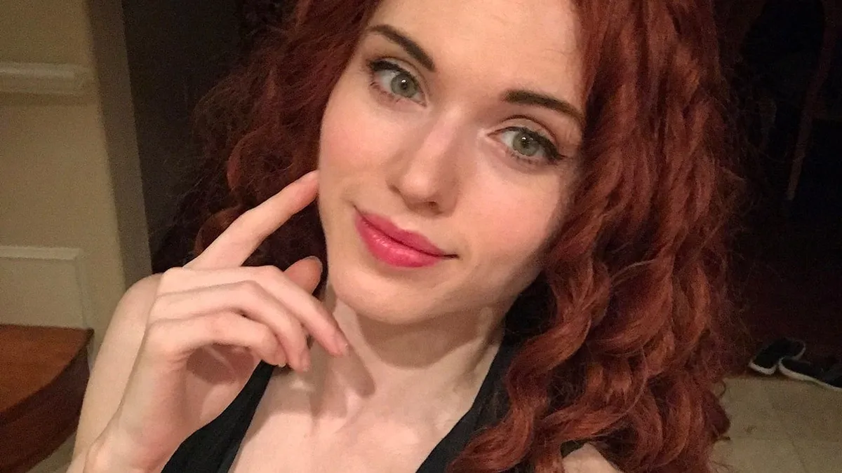 Amouranth מגיב לתגובות נגד על רכישות של תחנות דלק